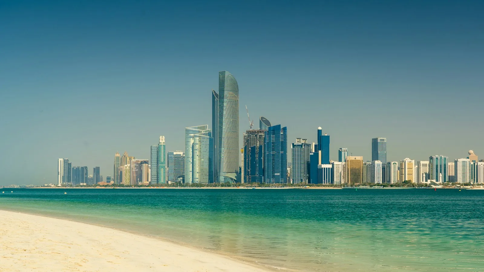 Front de mer et gratte-ciel d'Abou Dhabi vus depuis la Corniche