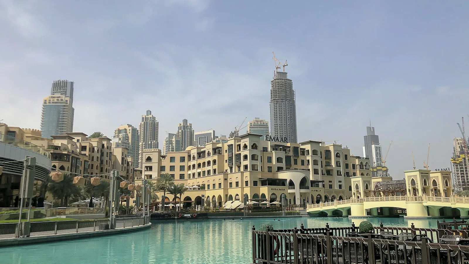 Famille se promenant au bord de l'eau avec les tours de Dubaï en arrière-plan