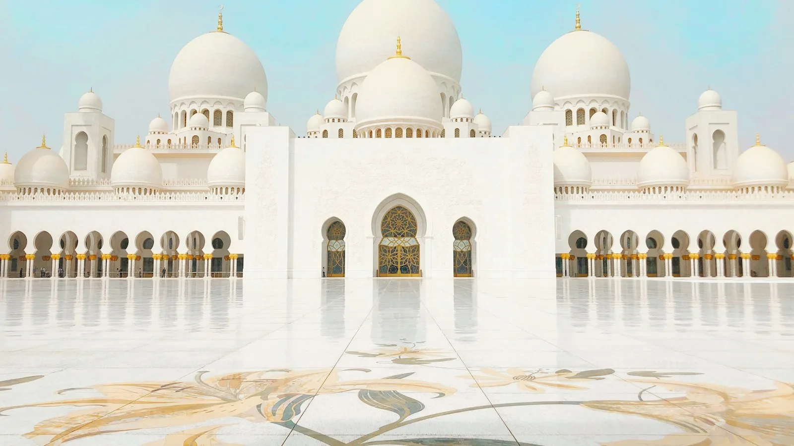 Dômes blancs et minaret de la Grande Mosquée Cheikh Zayed à Abou Dhabi