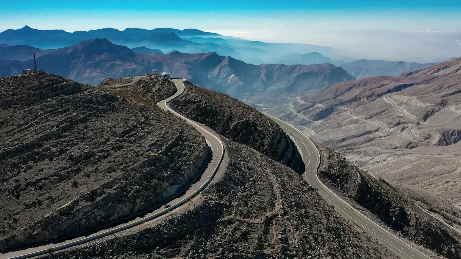 Vue aérienne de la route sinueuse de Jebel Jais dans les montagnes du Hajar
