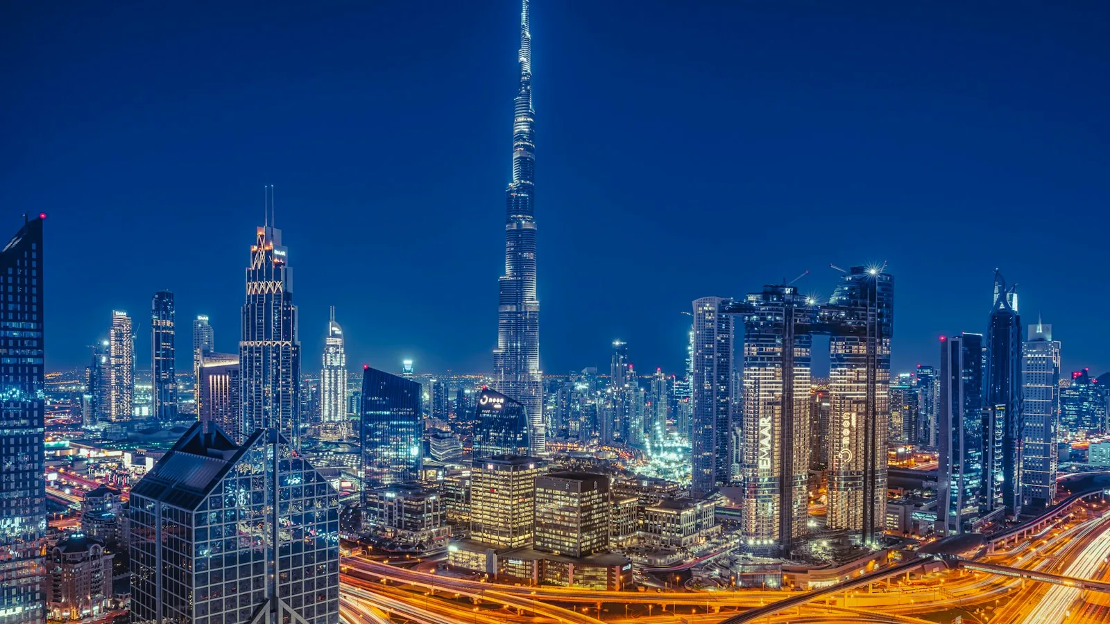 Skyline de Dubaï avec les gratte-ciel de Downtown au coucher du soleil
