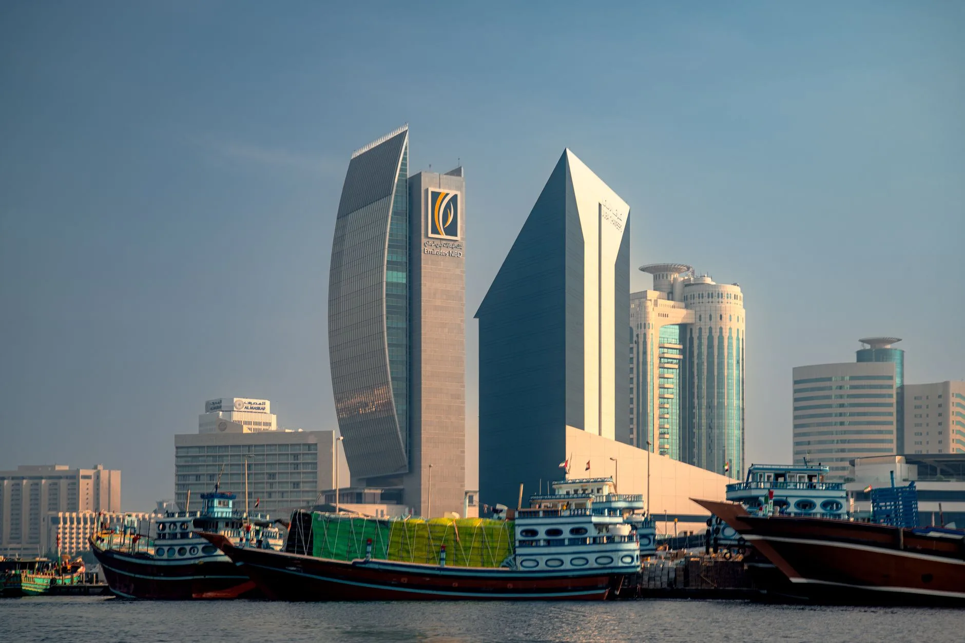 Dhows traditionnels sur la Creek de Dubaï devant les gratte-ciel