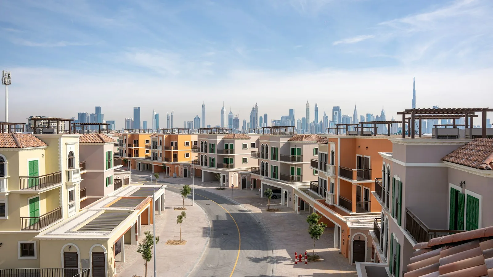 Immeubles résidentiels de Dubaï avec la skyline et le Burj Khalifa en arrière-plan