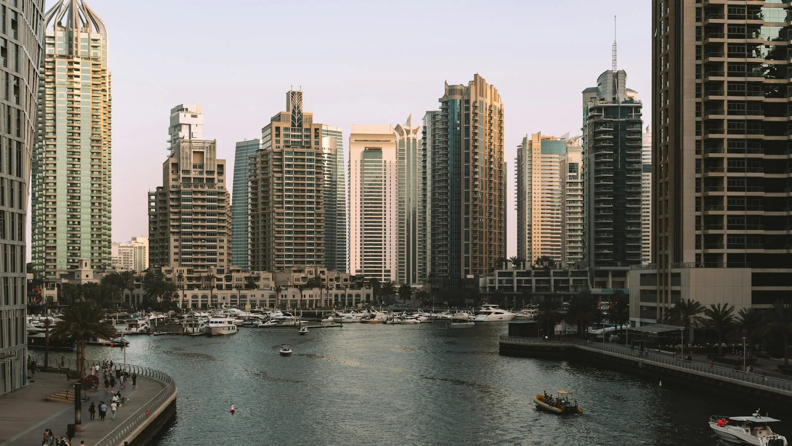 Tours et canal de Dubai Marina vus depuis l'eau