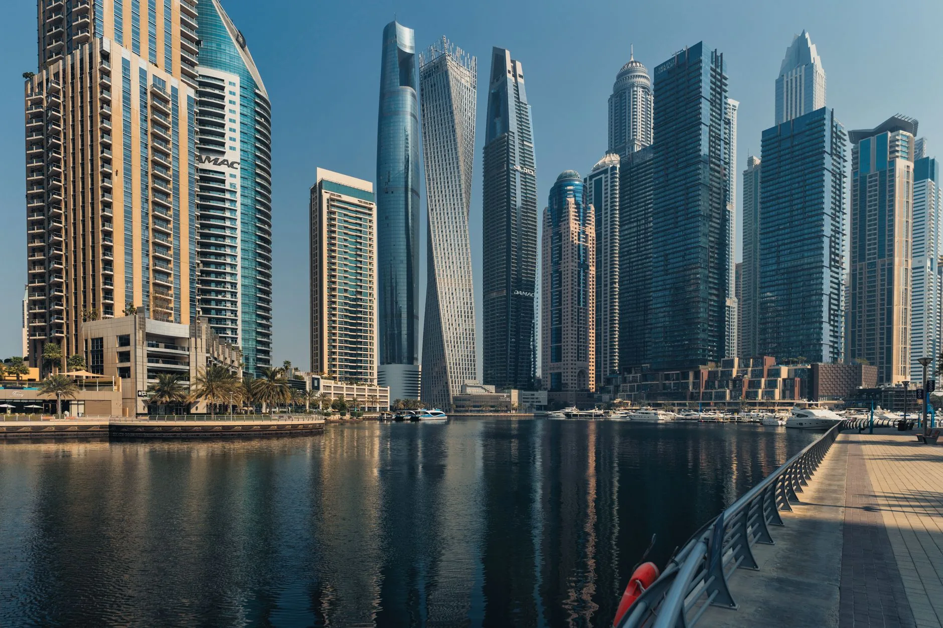Hôtels et gratte-ciel de Dubaï Marina au bord de l'eau