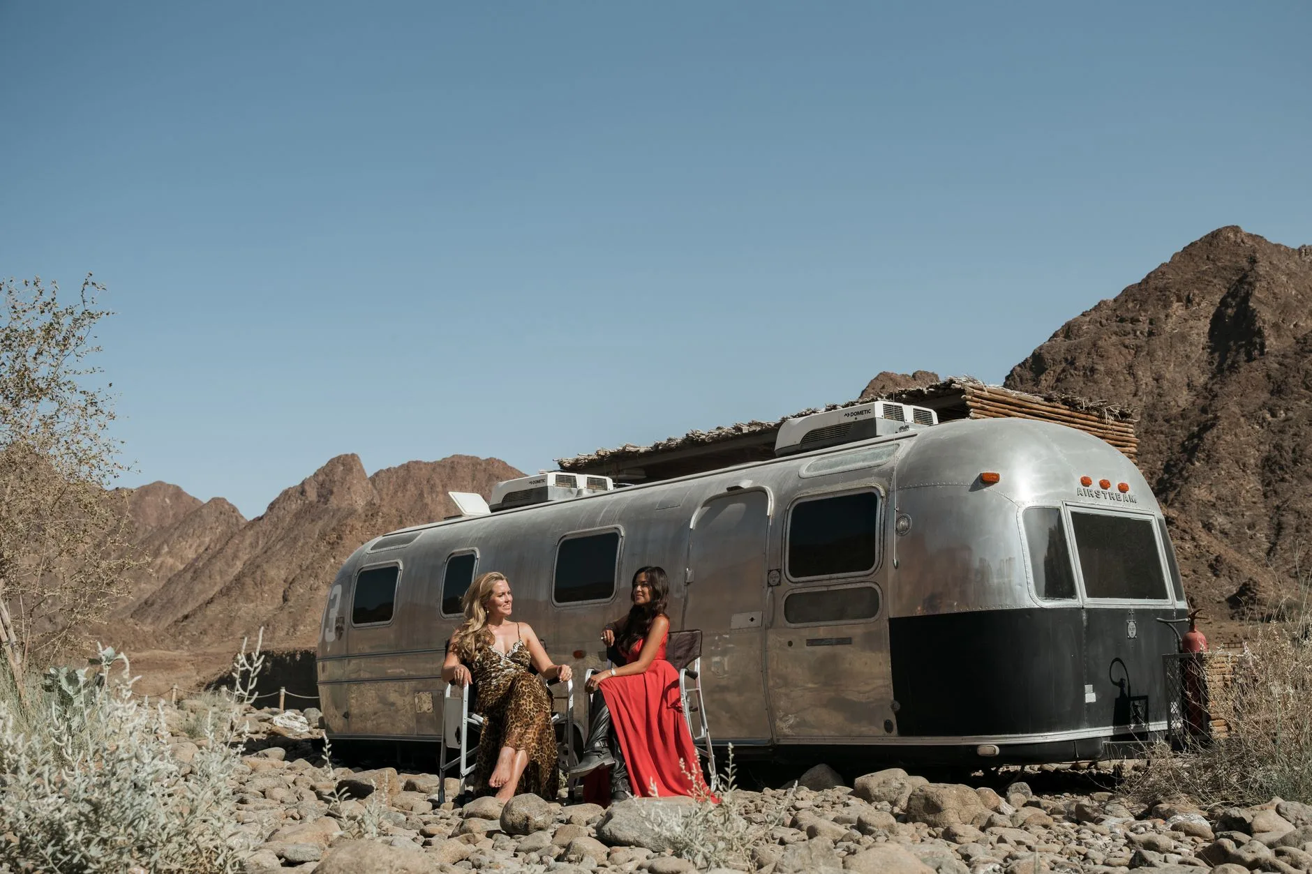 Caravane aménagée au milieu des falaises des montagnes du Hajar près de Hatta
