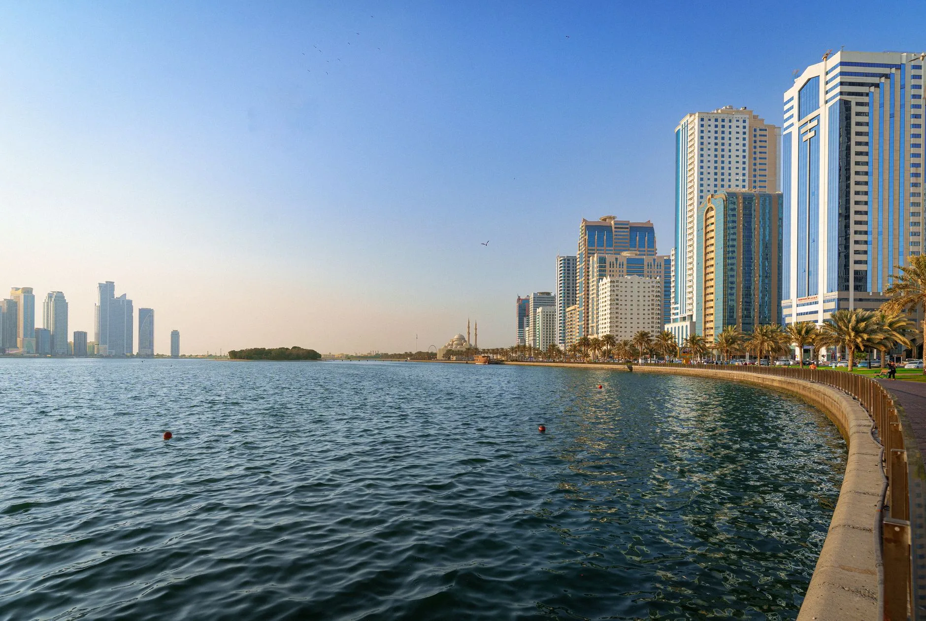 Front de mer de Sharjah avec ses mosquées et ses immeubles au bord de l'eau