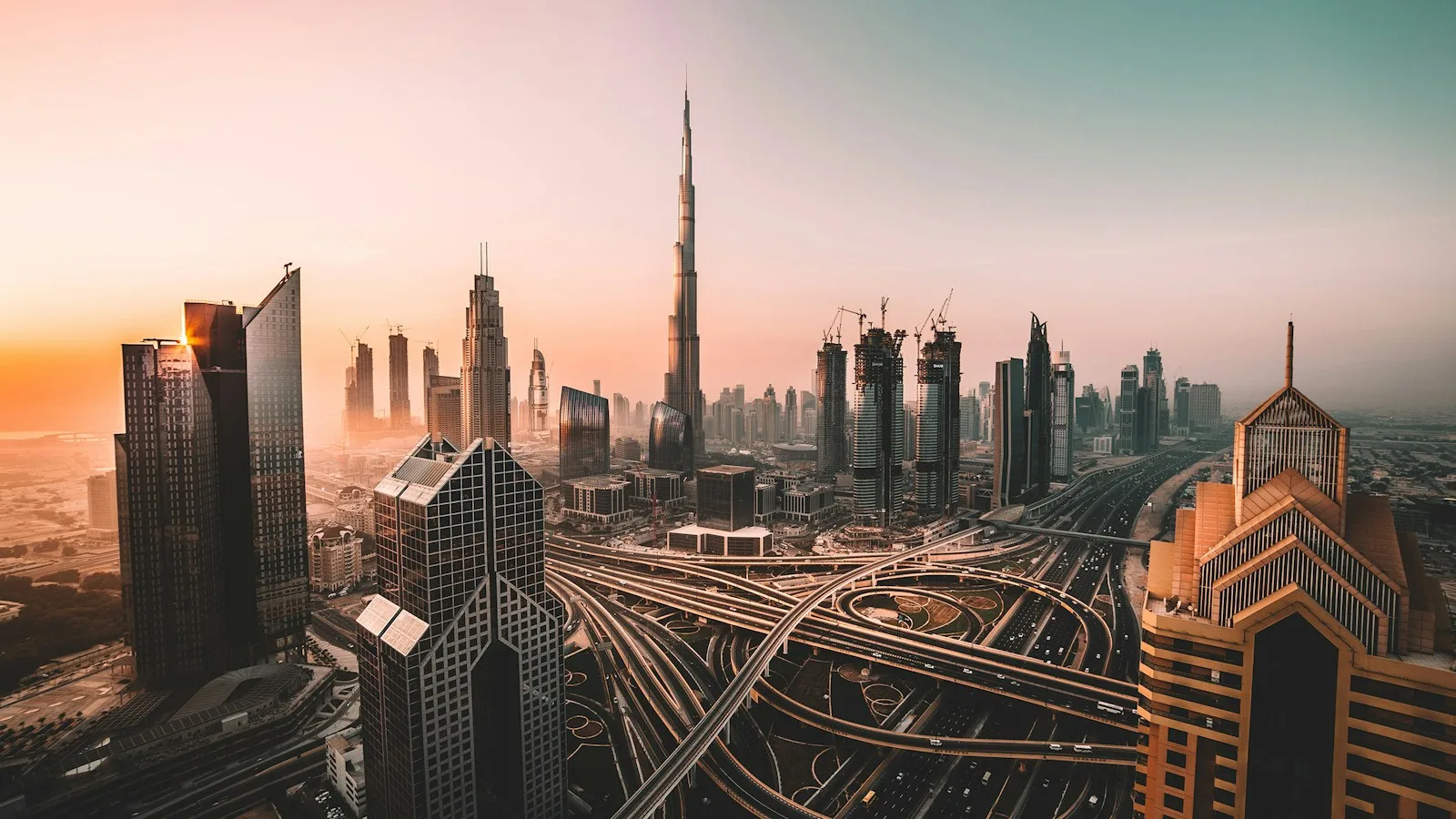 Skyline de Dubaï avec le Burj Khalifa au coucher du soleil