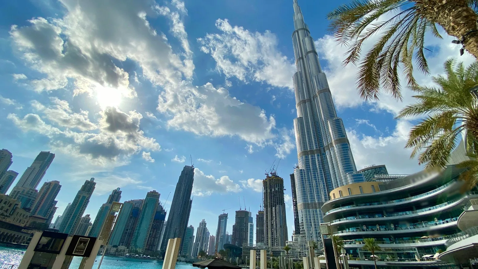 Skyline de Downtown Dubaï avec le Burj Khalifa au bord de l'eau