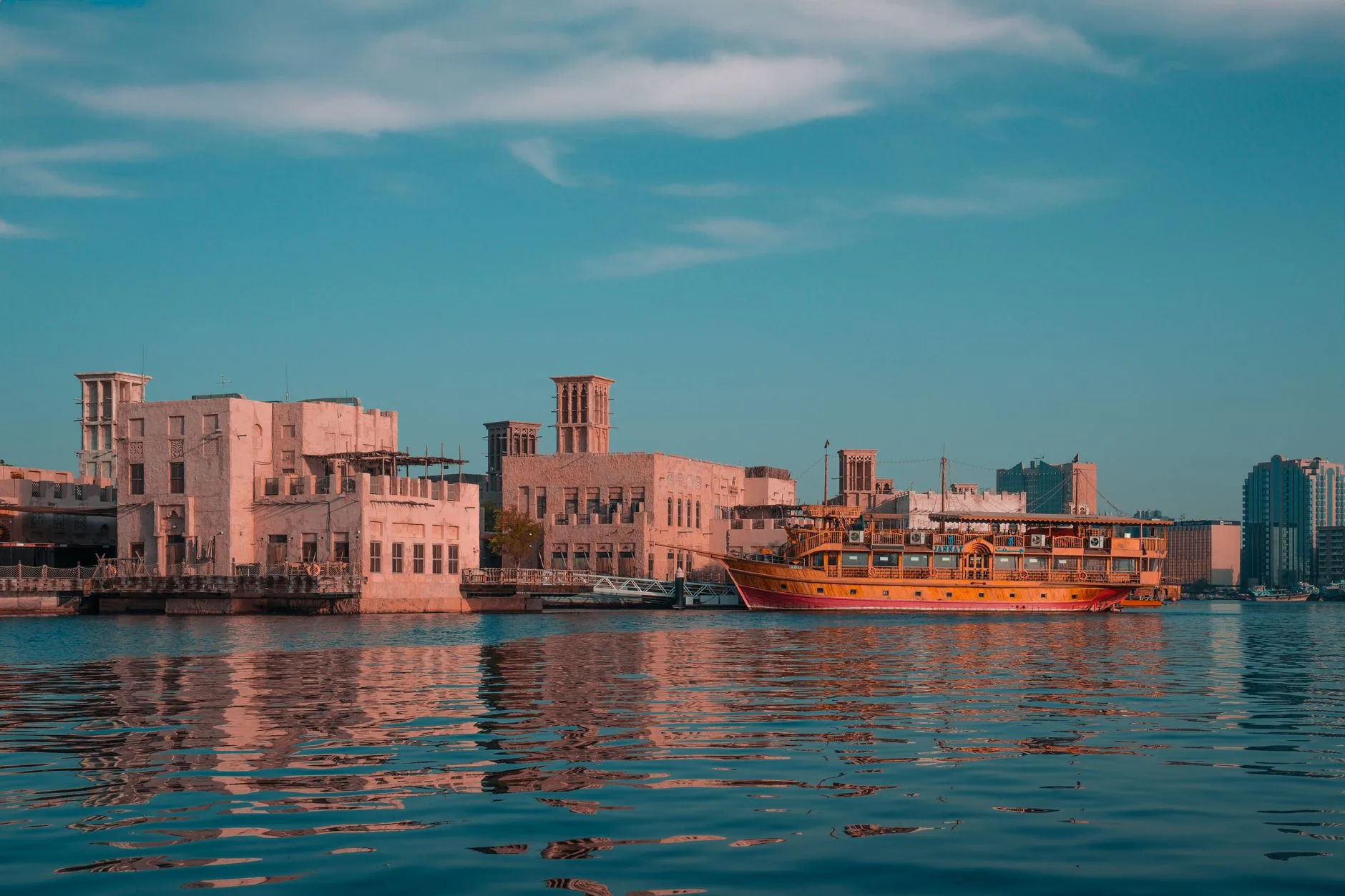 Abras et dhows traditionnels sur la Dubai Creek dans le vieux Dubaï