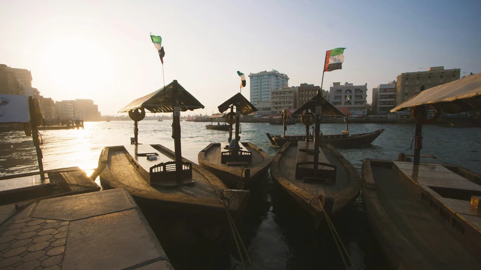 Les quais des dhows et la promenade au bord de l'eau