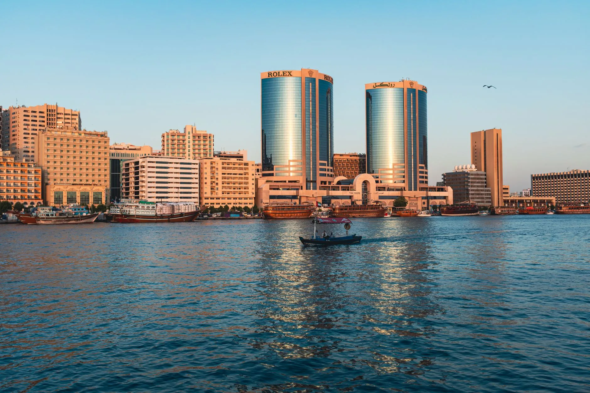 Dhows en bois amarrés le long de la Creek à Deira, à Dubaï