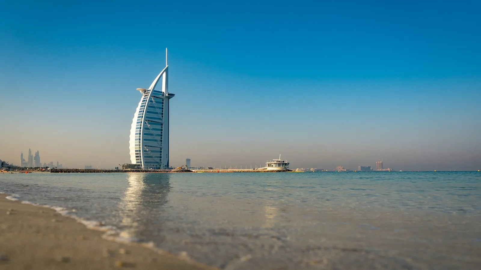 Le Burj Al Arab et la plage de Jumeirah à Dubaï