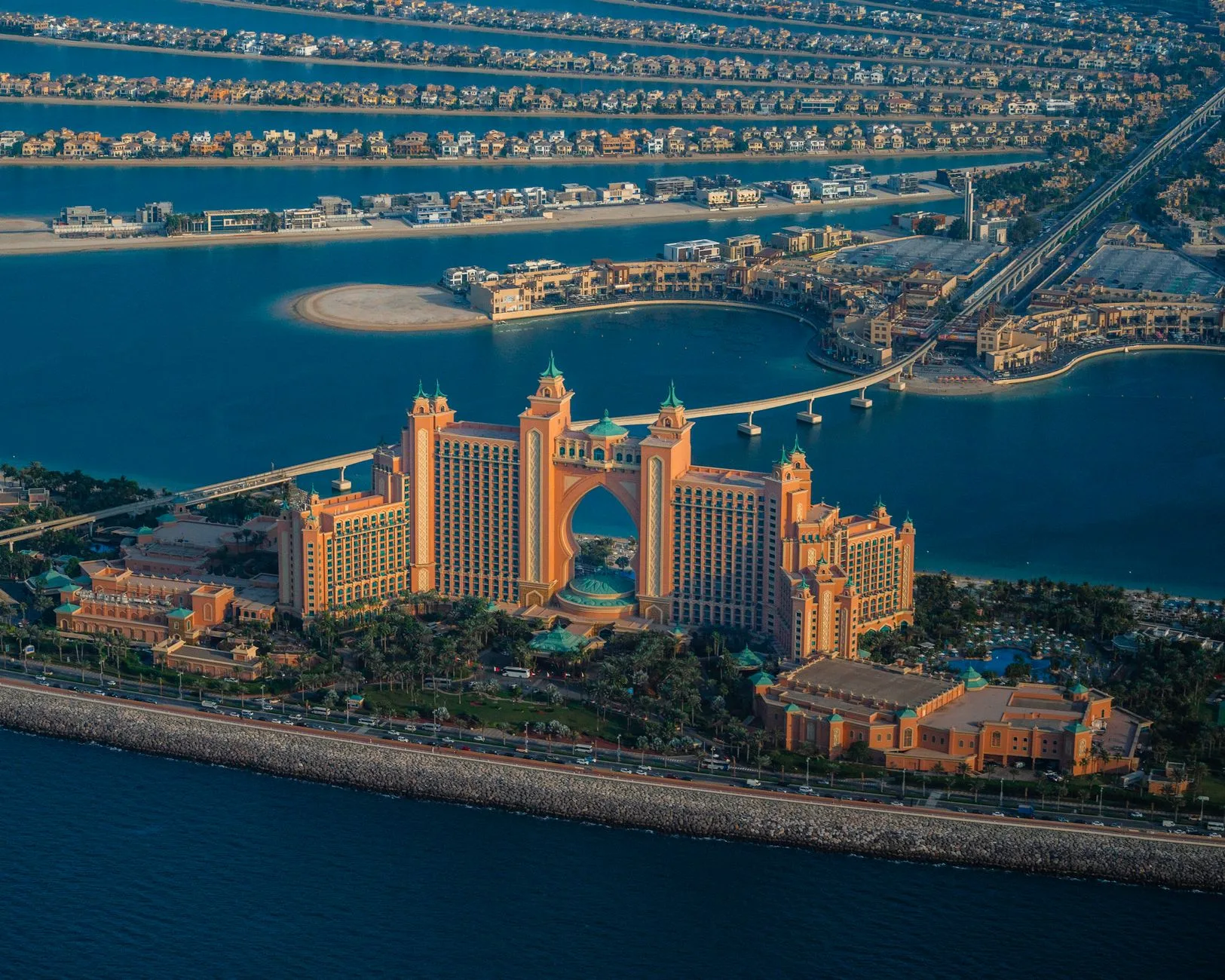 Vue aérienne de la Palm Jumeirah, l'île artificielle en forme de palmier à Dubaï