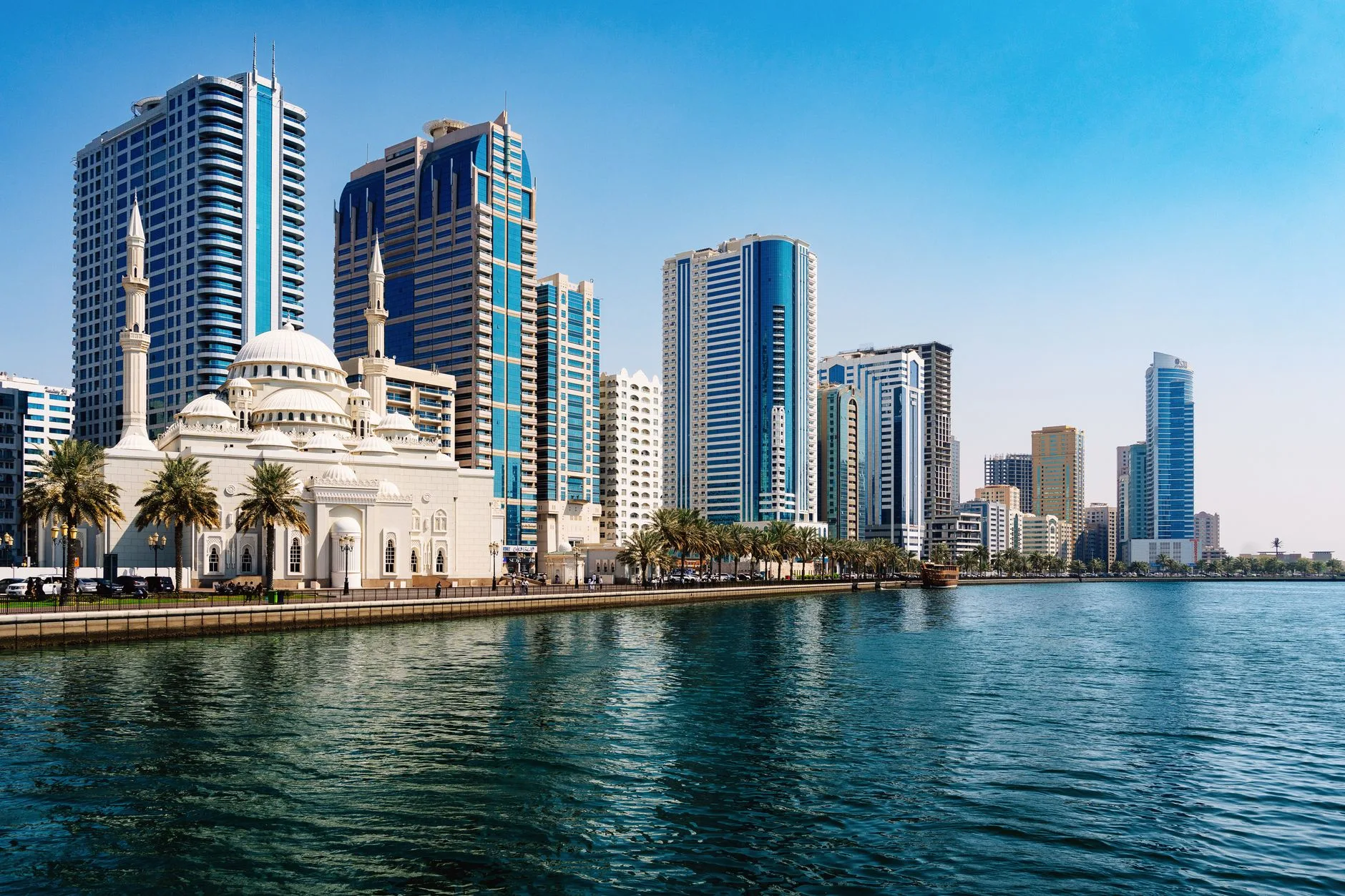 Vue sur Sharjah, émirat voisin de Dubaï, et ses mosquées au bord de l'eau